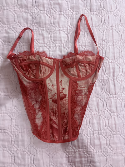 Red patterned lace corset top — pre-loved on Thrifted.mt