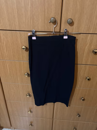 Black Fitted Pencil Skirt — pre-loved on Thrifted.mt