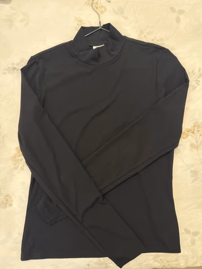 Black mock neck long-sleeve top by H&M — pre-loved on Thrifted.mt