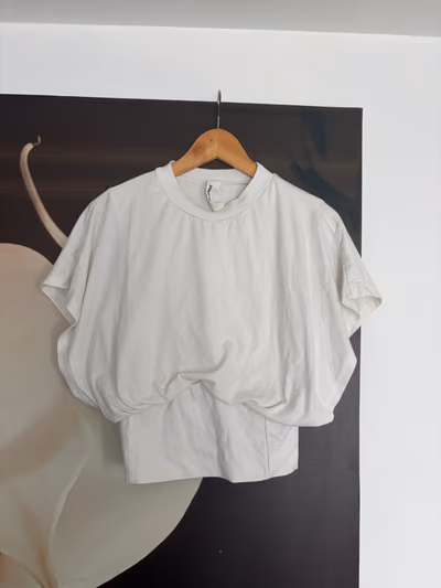 Cream draped hem short-sleeve top by Missguided — pre-loved on Thrifted.mt