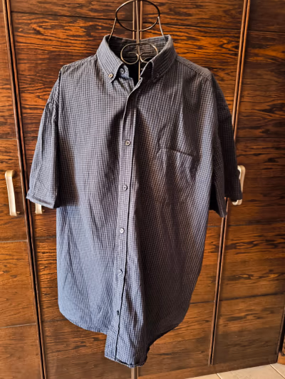 Mens checked short-sleeve shirt by Kiabi — pre-loved on Thrifted.mt