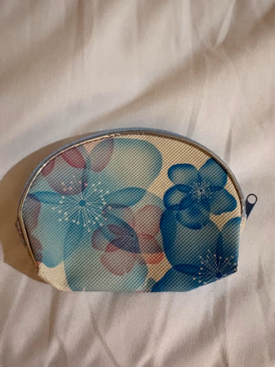 Pochette piccola con stampa floreale — pre-loved on Thrifted.mt
