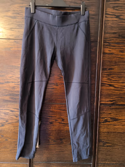 Elige unos leggings de color gris oscuro by Select — pre-loved on Thrifted.mt