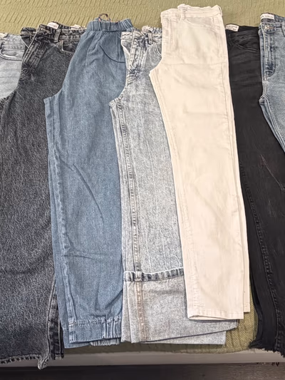 Jeans e un jeans / pantalone bianco taglie 36-38 ottime condizioni — pre-loved on Thrifted.mt