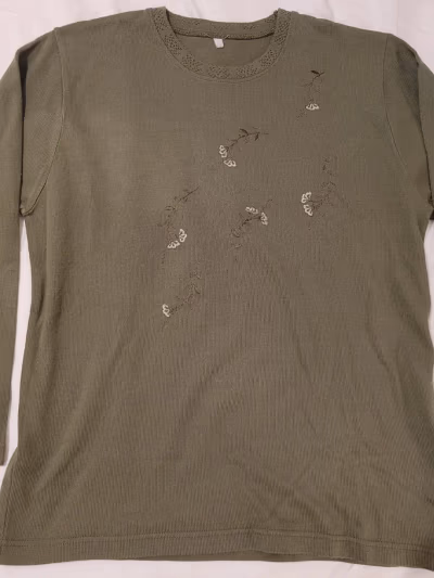 Olive green long sleeves t-shirt — pre-loved on Thrifted.mt