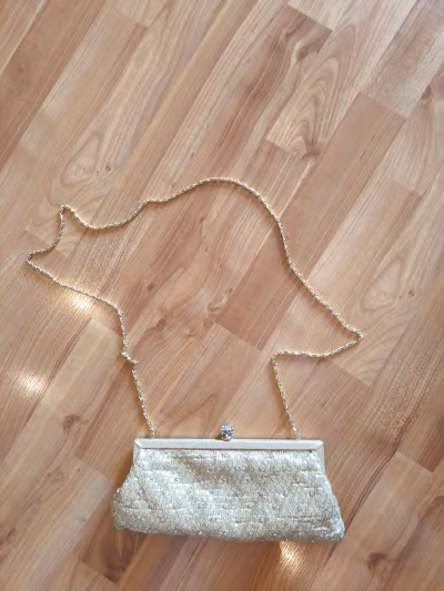 Pochette da sera dorata scintillante by Ingra Pel — pre-loved on Thrifted.mt