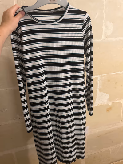 Abito a maniche lunghe a righe e a coste — pre-loved on Thrifted.mt