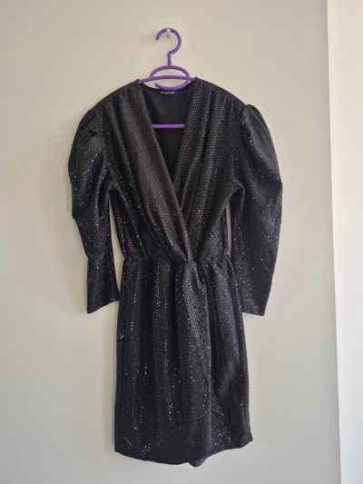 Vestido preto brilhante com amarração by Terranova — pre-loved on Thrifted.mt