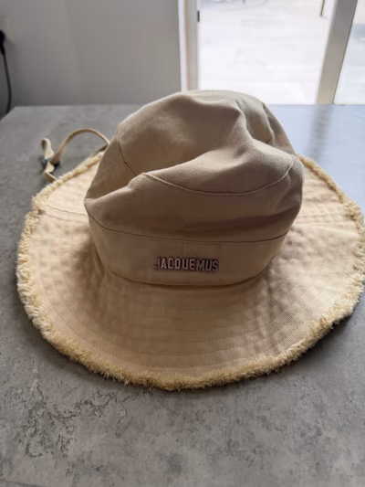Jacquemus Beige Frayed Bucket Hat / Sun Hat - Size M by JACQUEMUS  — pre-loved on Thrifted.mt