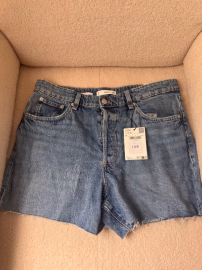 Mango - Jean short straight 330 Andy - 42 by Mango — pre-loved on Thrifted.mt