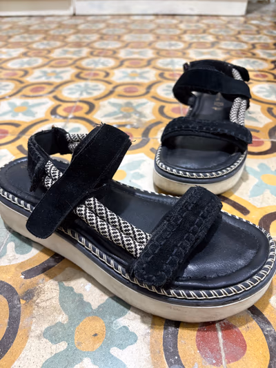 Sandálias de couro Tamaris by Tamaris — pre-loved on Thrifted.mt