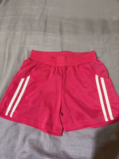 Pantalones cortos deportivos de color rosa — pre-loved on Thrifted.mt