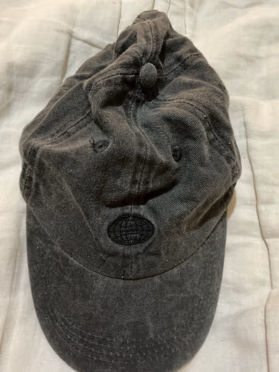 Gorra Pull and Bear gris lavada con globo terráqueo bordado — pre-loved on Thrifted.mt