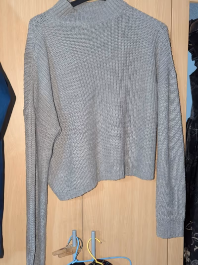 Grey rib-knit mock-neck jumper — pre-loved on Thrifted.mt