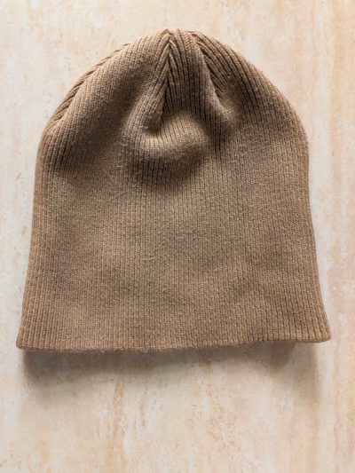 Gorro de punto acanalado marrón by Zara — pre-loved on Thrifted.mt