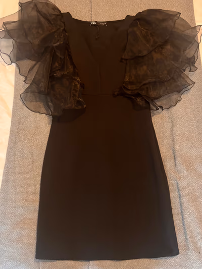 Vestido curto preto com mangas franzidas by Zara — pre-loved on Thrifted.mt