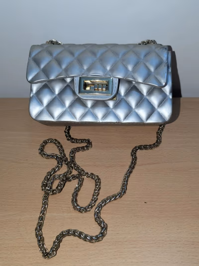 Silver Quilted Chain Crossbody Bag — pre-loved on Thrifted.mt