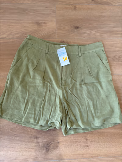 Pantalones cortos plisados de mezcla de lino by Primark — pre-loved on Thrifted.mt