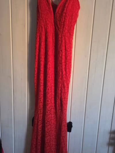 Red lace evening maxi dress — pre-loved on Thrifted.mt
