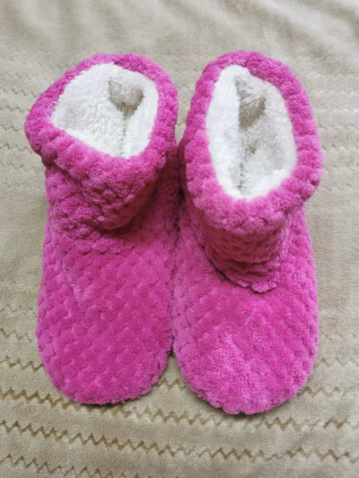Pink fuzzy thermal slippers — pre-loved on Thrifted.mt