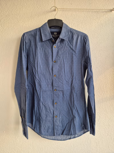 Camisa de manga larga estampada de Alcott Couture by Alcott Couture — pre-loved on Thrifted.mt