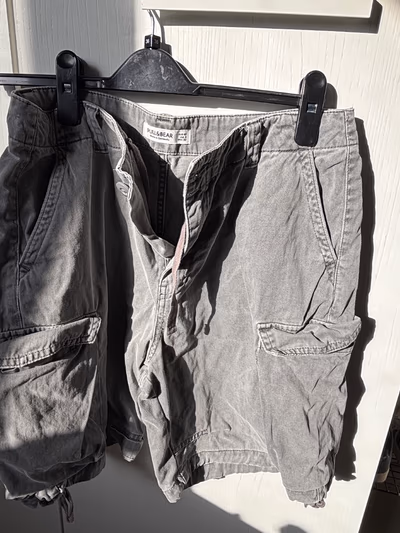 Pantalones cortos cargo de estilo grunge de Pull & Bear by Pull & Bear — pre-loved on Thrifted.mt