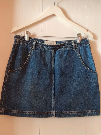 Classic blue denim mini skirt — pre-loved on Thrifted.mt