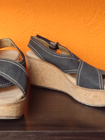 Sandálias plataforma pretas Clarks by Clarks — pre-loved on Thrifted.mt