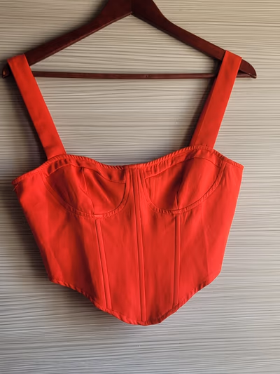 Top corto rojo estilo corsé by PrettyLittleThing — pre-loved on Thrifted.mt