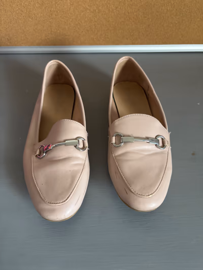 Pale pink horsebit loafers — pre-loved on Thrifted.mt