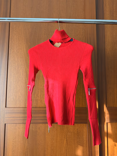 Mangano Red Poloneck — pre-loved on Thrifted.mt