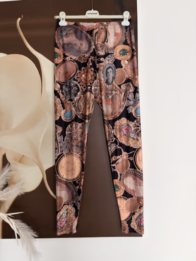 Leggings estampados con un diseño ornamentado. by Charles & Ron — pre-loved on Thrifted.mt