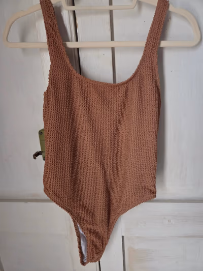 Textured brown scoop neck bodysuit by Temu — pre-loved on Thrifted.mt
