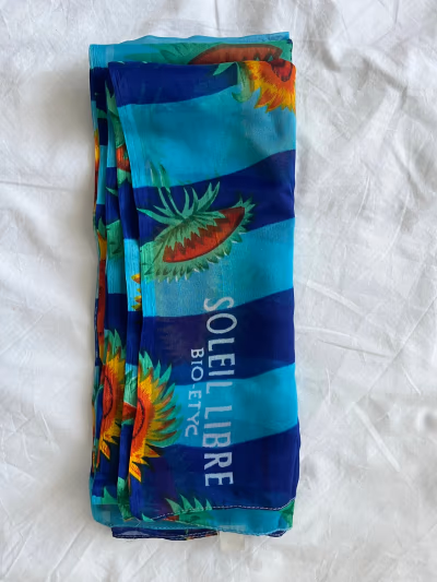 Bufanda ligera estampada con girasoles by Soleil Libre — pre-loved on Thrifted.mt