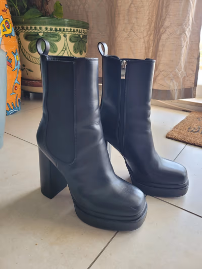 Botas pretas de salto alto — pre-loved on Thrifted.mt