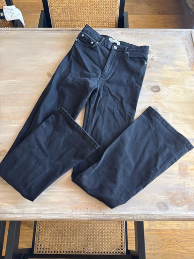 Pantalones vaqueros negros de talle alto y corte acampanado. by Zara — pre-loved on Thrifted.mt
