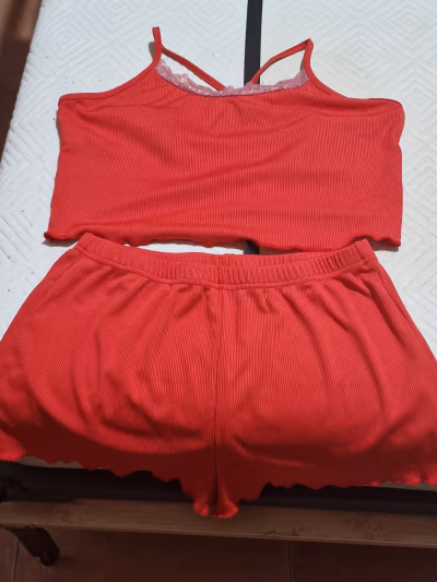 Completo canotta e pantaloncini a coste rosse — pre-loved on Thrifted.mt