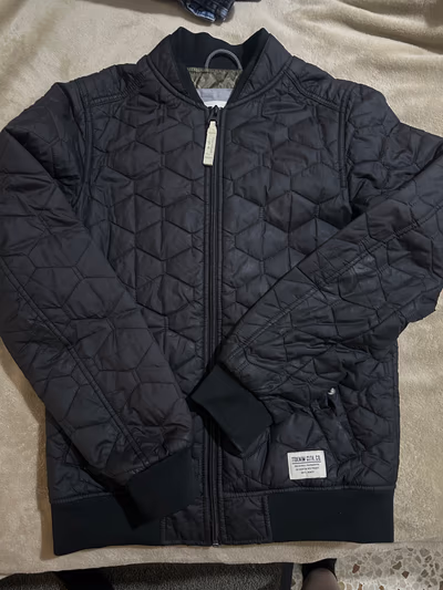Casaco bomber preto acolchoado by Tom Tailor — pre-loved on Thrifted.mt