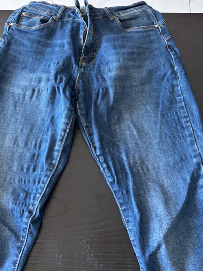vaqueros ajustados de mezclilla azul — pre-loved on Thrifted.mt