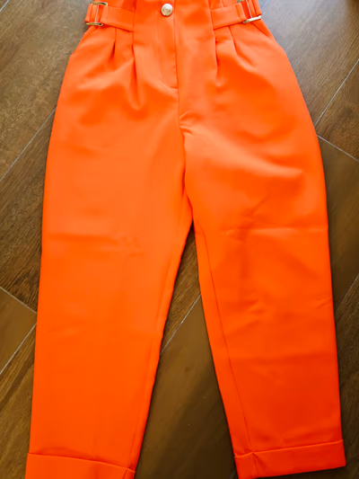 Pantalones de talle alto color naranja de River Island by River Island — pre-loved on Thrifted.mt