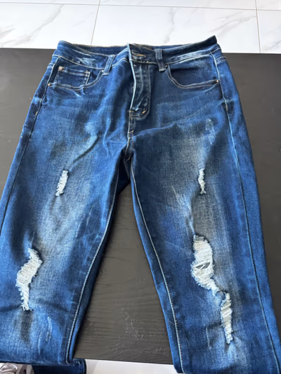 Jeans ajustados azules desgastados — pre-loved on Thrifted.mt