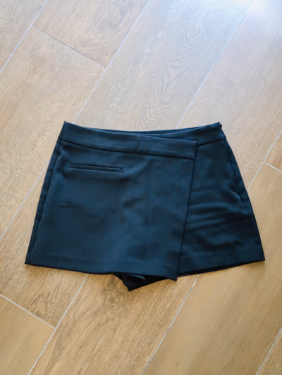 Black Wrap Skort by STRADIVARIUS — pre-loved on Thrifted.mt