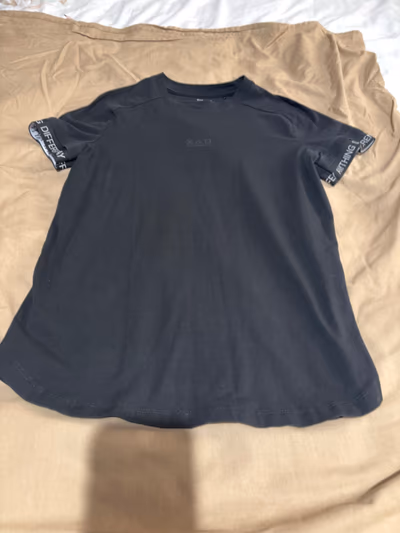 Camiseta informal negra de manga corta — pre-loved on Thrifted.mt
