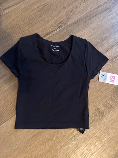 Black crew-neck cropped top by Primark — pre-loved on Thrifted.mt