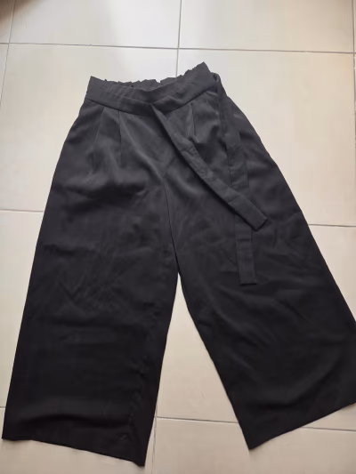 Black high-waisted paperbag trousers by Zara — pre-loved on Thrifted.mt