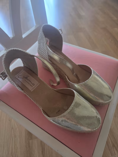 Espadrillas con zeppa color oro metallizzato by Gaimo — pre-loved on Thrifted.mt