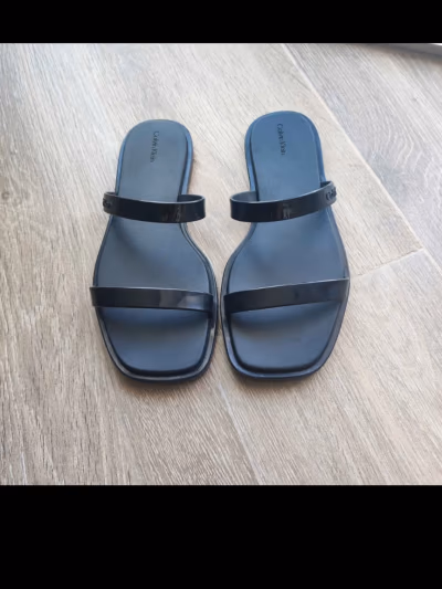Sandali bassi neri Calvin Klein by Calvin Klein — pre-loved on Thrifted.mt