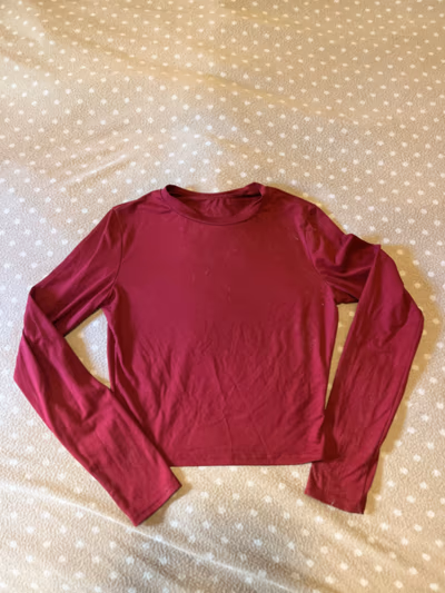 Top corto básico de manga larga by Shein  — pre-loved on Thrifted.mt
