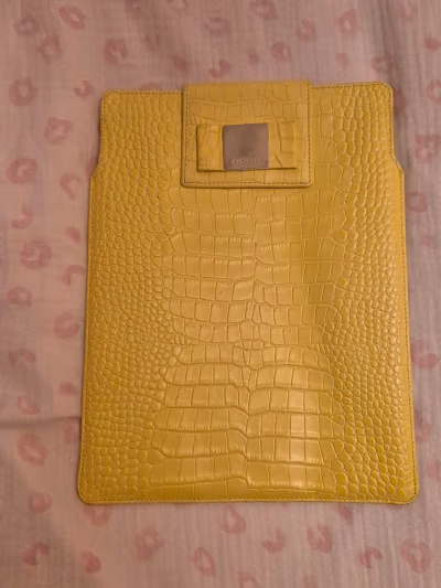 Capa amarela Fiorelli para tablet/iPad by Fiorelli — pre-loved on Thrifted.mt