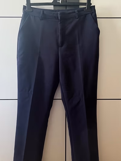 Pantalones elegantes de color azul marino con bajo asimétrico by Kiabi — pre-loved on Thrifted.mt